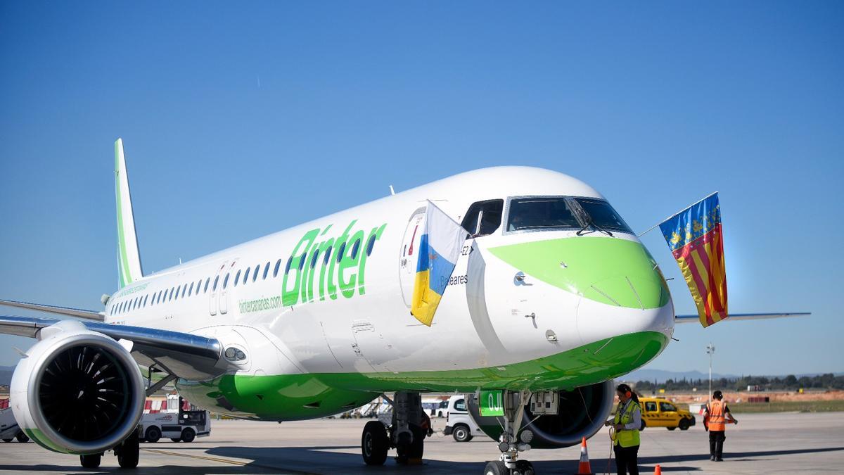 Llegada a València del vuelo de Binter procedente de Tenerife.