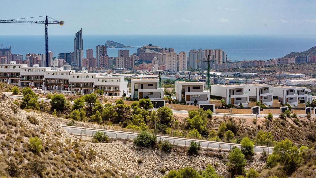 Construcción de obra nueva en Finestrat con Benidorm de fondo.