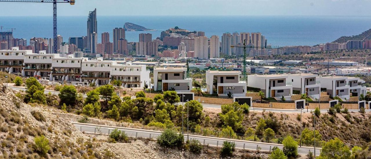 Construcción de obra nueva en Finestrat con Benidorm de fondo.