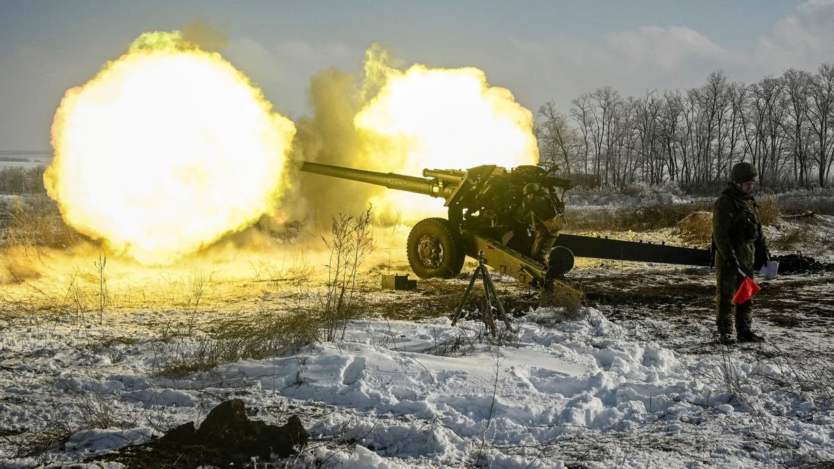 Un miembro del ejército ruso dispara un obús durante los simulacros en el campo de tiro de Kuzminsky en la región sur de Rostov, Rusia, el 26 de enero de 2022.