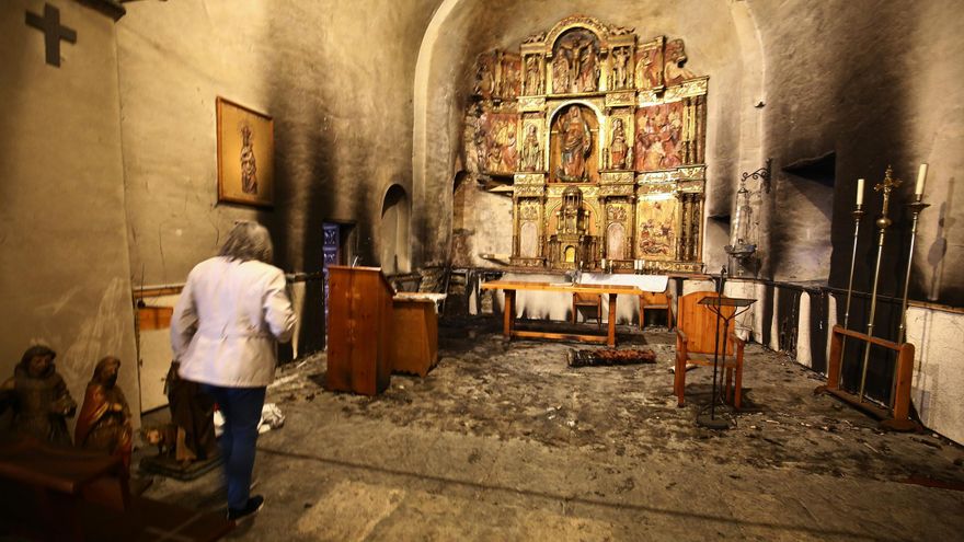 Un cirio o un cortocircuito, posibles orígenes del incendio en la iglesia de Santa Marina de Balboa (León)