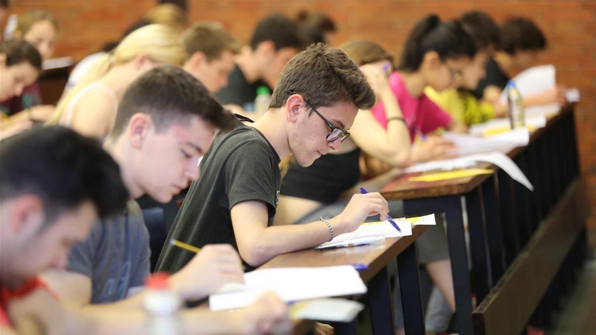 Pruebas de selectividad en la Facultad de Economía y Empresa de Barcelona.