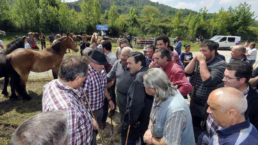 Ganaderos cerrando un trato en la última edición de la feria de la Ascensión.