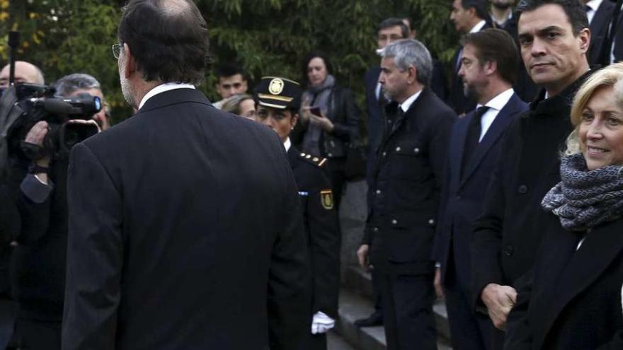 Rajoy y Sánchez se saludan antes de empezar el debate en presencia de Manuel Campo Vidal.