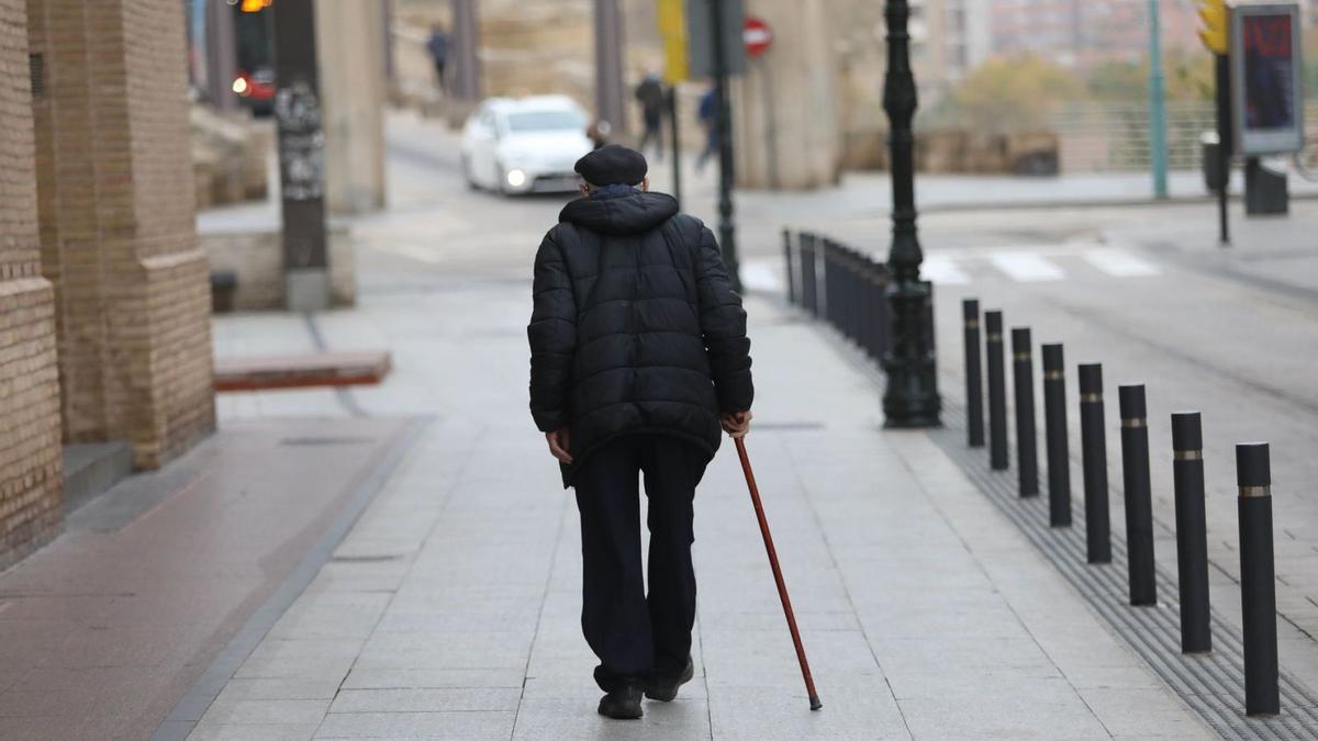 Un hombre mayor pasea por las calles de Zaragoza, en una imagen de archivo.