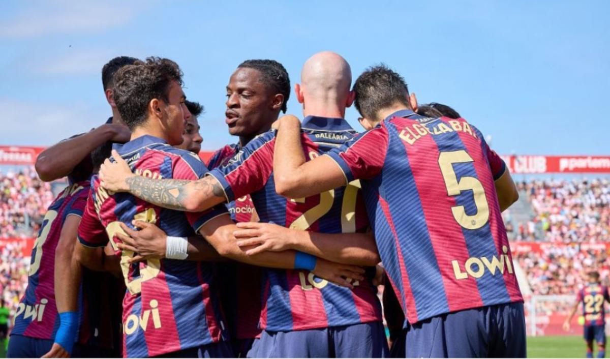 Los jugadores del Levante UD celebrando los goles ante el Girona