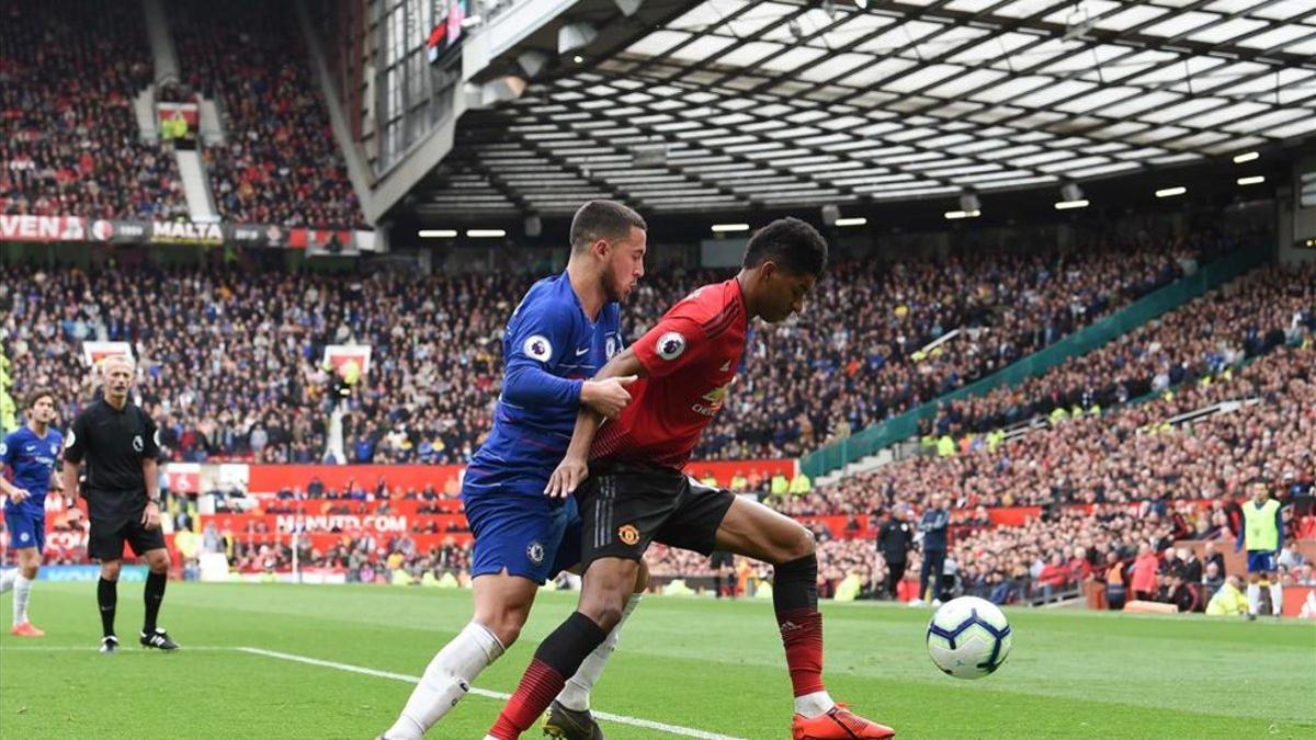 Rashford en un balón disputado con Eden Hazard