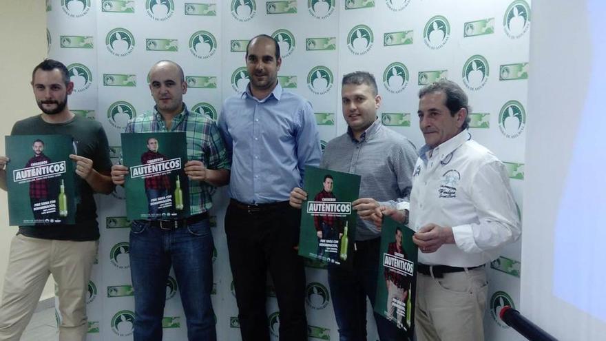 Por la izquierda, Abraham Castellanos, Jorge Ramos, Daniel Ruiz, Alberto Costales y Ricardo Villa, ayer en Villaviciosa, con el cartel promocional de la nueva campaña.