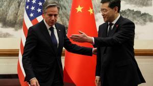 El canciller chino, Qin Gang, junto al secretario de estado de EEUU, Antony Blinken, en Pekín.