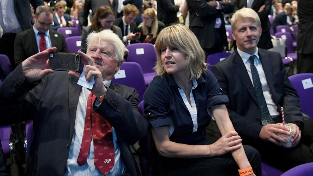 Stanley, Rachel y Jo Johnson esperan el anuncio de que Boris Johnson ha sido elegido líder del Partido Conservador, 23 Julio 2019