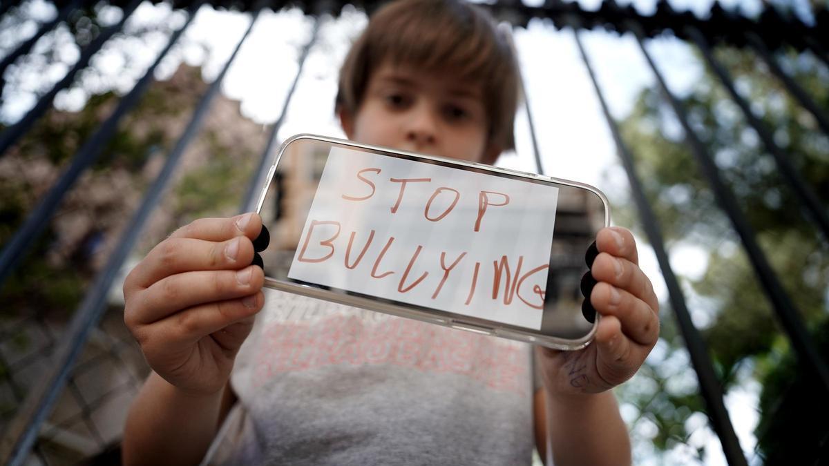 Un niño de 4º de primaria pide acabar con el bullying, en un colegio de Madrid.