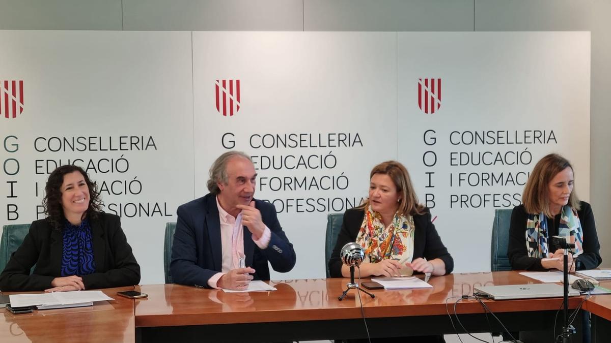 Amanda Fernández, Martí March, Mercedes Garrido y Aina Amengual presentan el Protocolo que adoptaran las escuelas.
