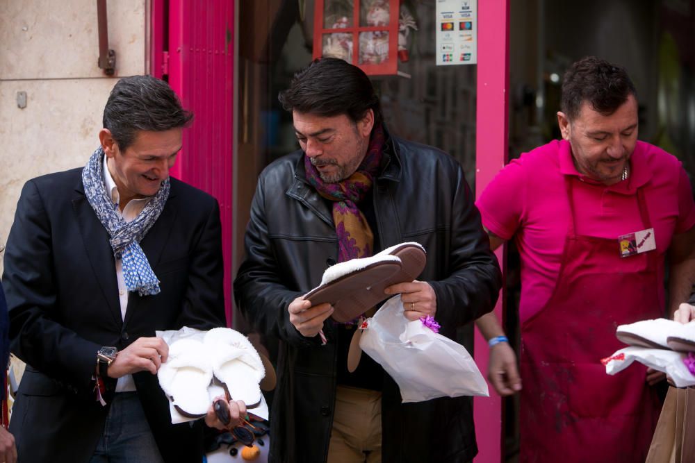 Más de 70 negocios de la calle Quintana celebran la I edición de "Comercios a la Calle"