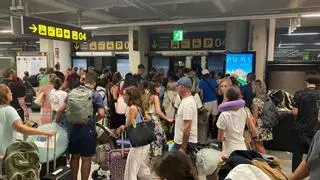 Turistas varados por la tormenta en Mallorca, obligados a volar a Barcelona porque los hoteles están llenos