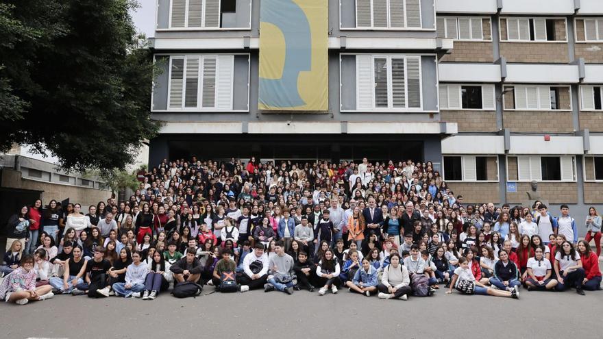 Los participantes en el concurso de redacción en el Edificio de Humanidades de la ULPGC. | | LP/DLP