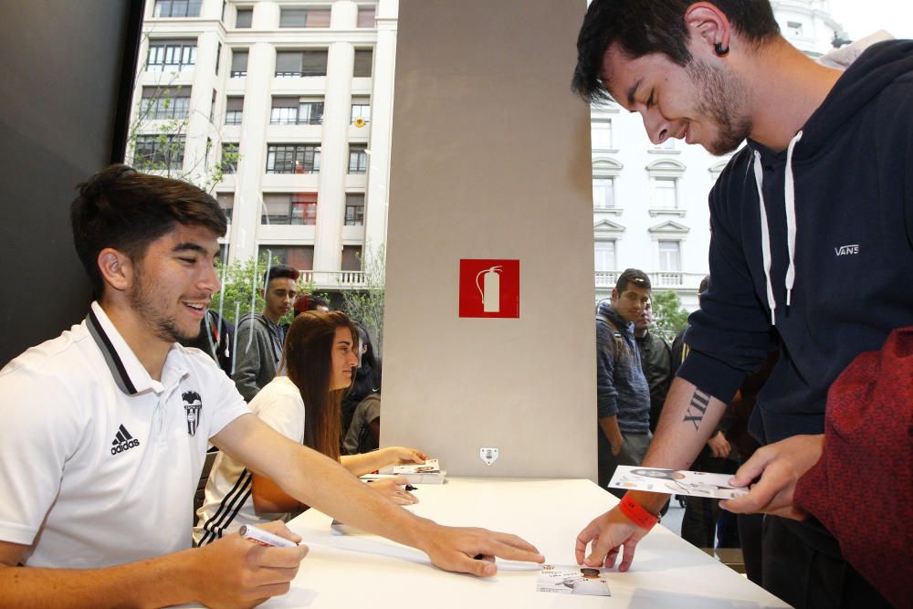 Carlos Soler desata la locura en la Megastore