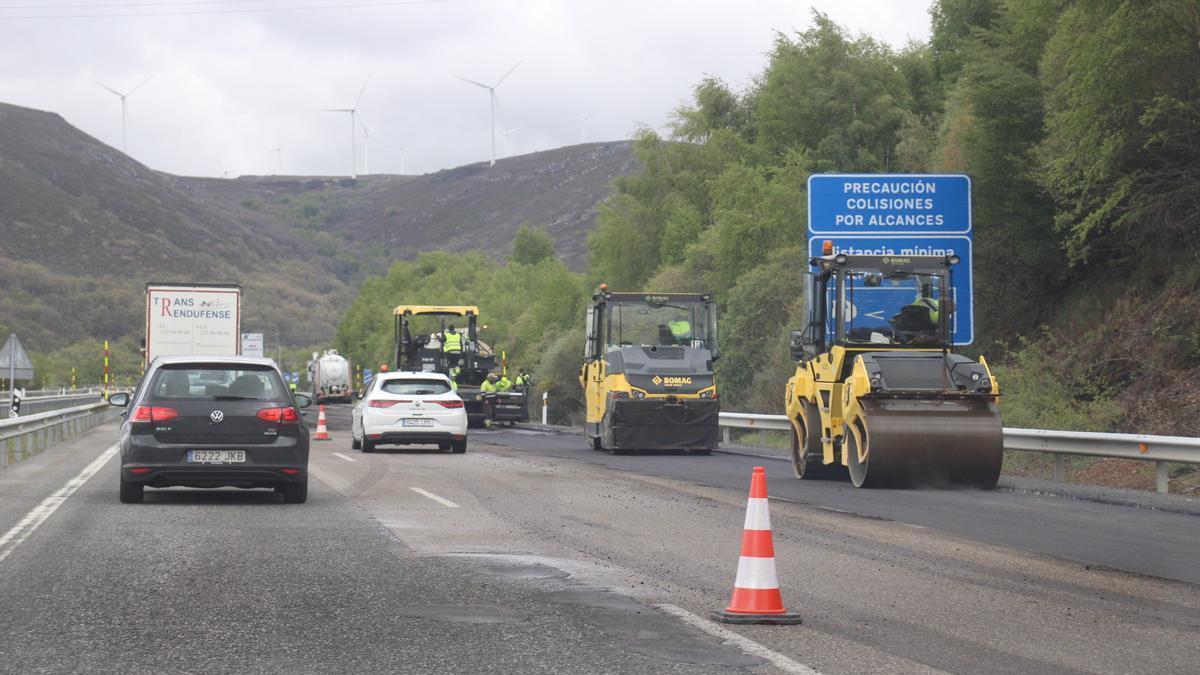 Camiones y turismos circulan por el carril que se ha reabierto este viernes en la autovía.