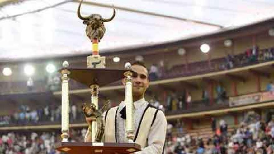 Dany Alonso muestra el trofeo conseguido el pasado domingo en la plaza de toros de Zaragoza