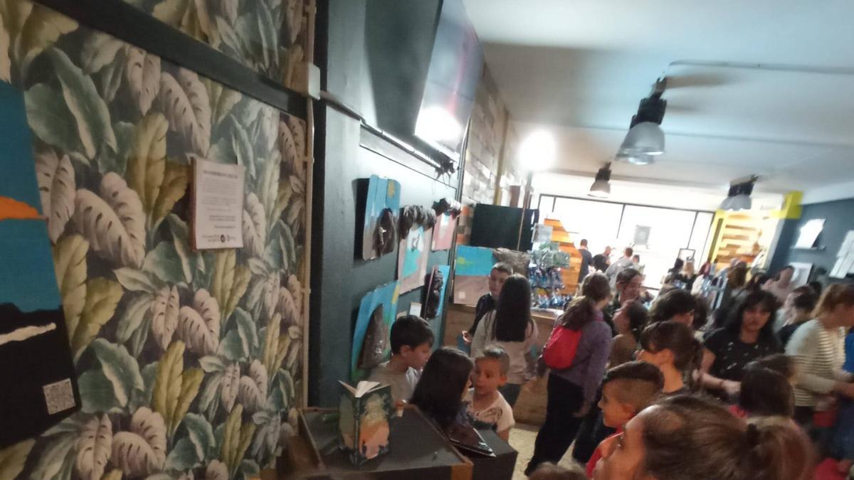 En imágenes: El colegio Cervantes y la poesía llegan al rocódromo