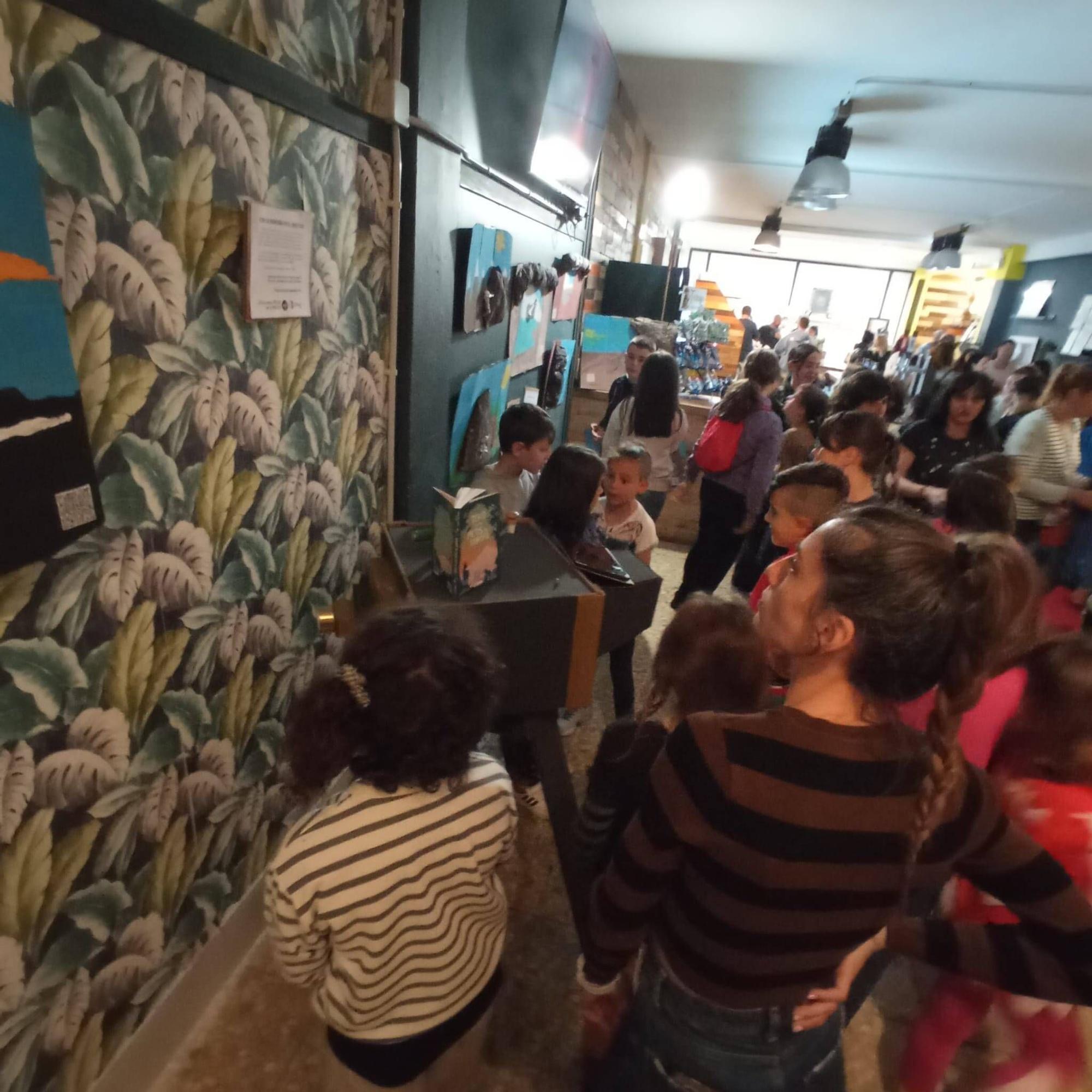 En imágenes: El colegio Cervantes y la poesía llegan al rocódromo