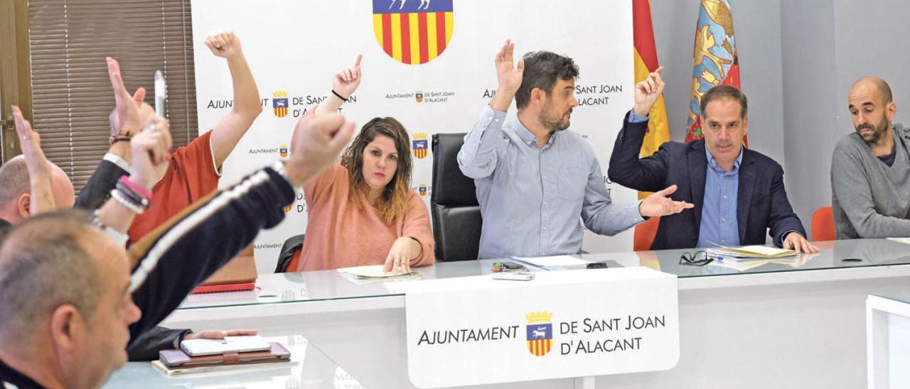 Instante de una votación entre los concejales durante un pleno municipal celebrado en el Ayuntamiento de Sant Joan.