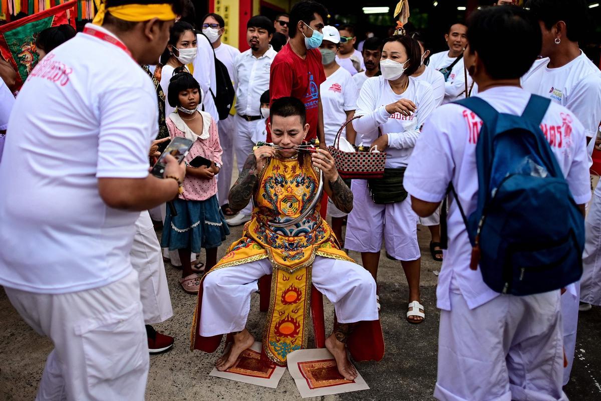 Piercings extremos para limpiar el alma en el Festival Vegetariano de Phuket