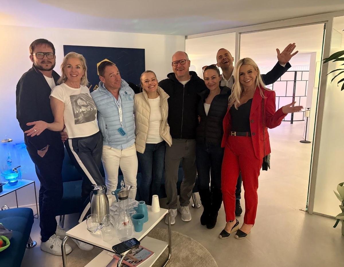 Gruppenfoto Team und einige Gäste bei der Qvantum Longevity Center - Eröffnung