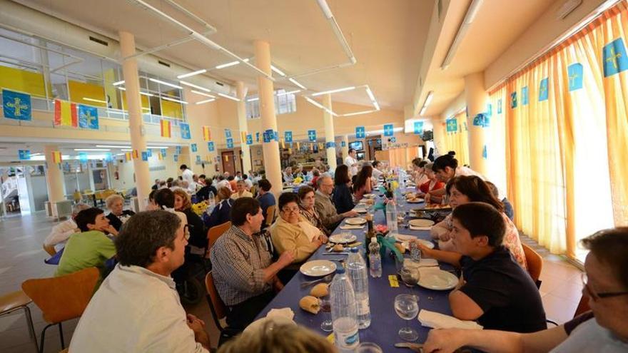 El centro de día de Turón celebra su quinto aniversario con teatro y comida