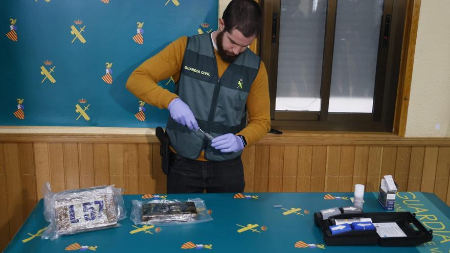 La Guardia Civil muestra cómo se hace un narcotest