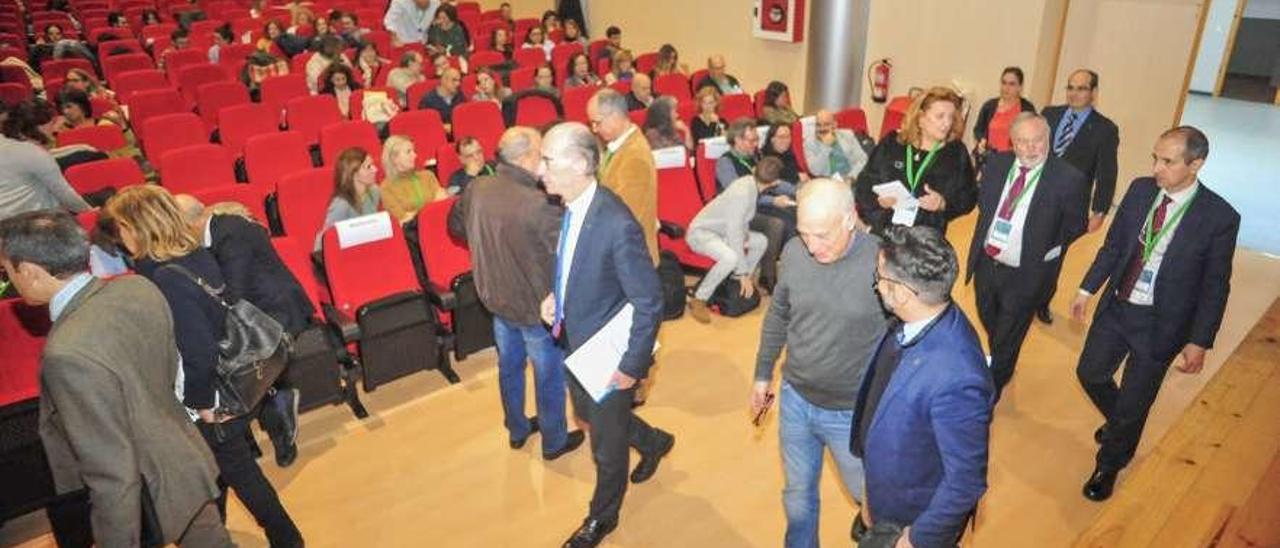 La llegada del conselleiro de Sanidade (en el centro) al congreso sobre cannabis, ayer. // Iñaki Abella