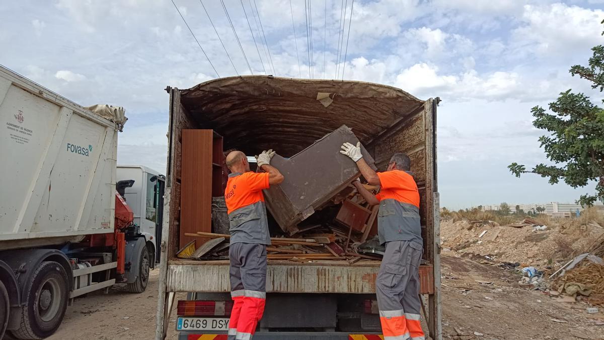 Limpieza de vertederos por los servicios municipales de València