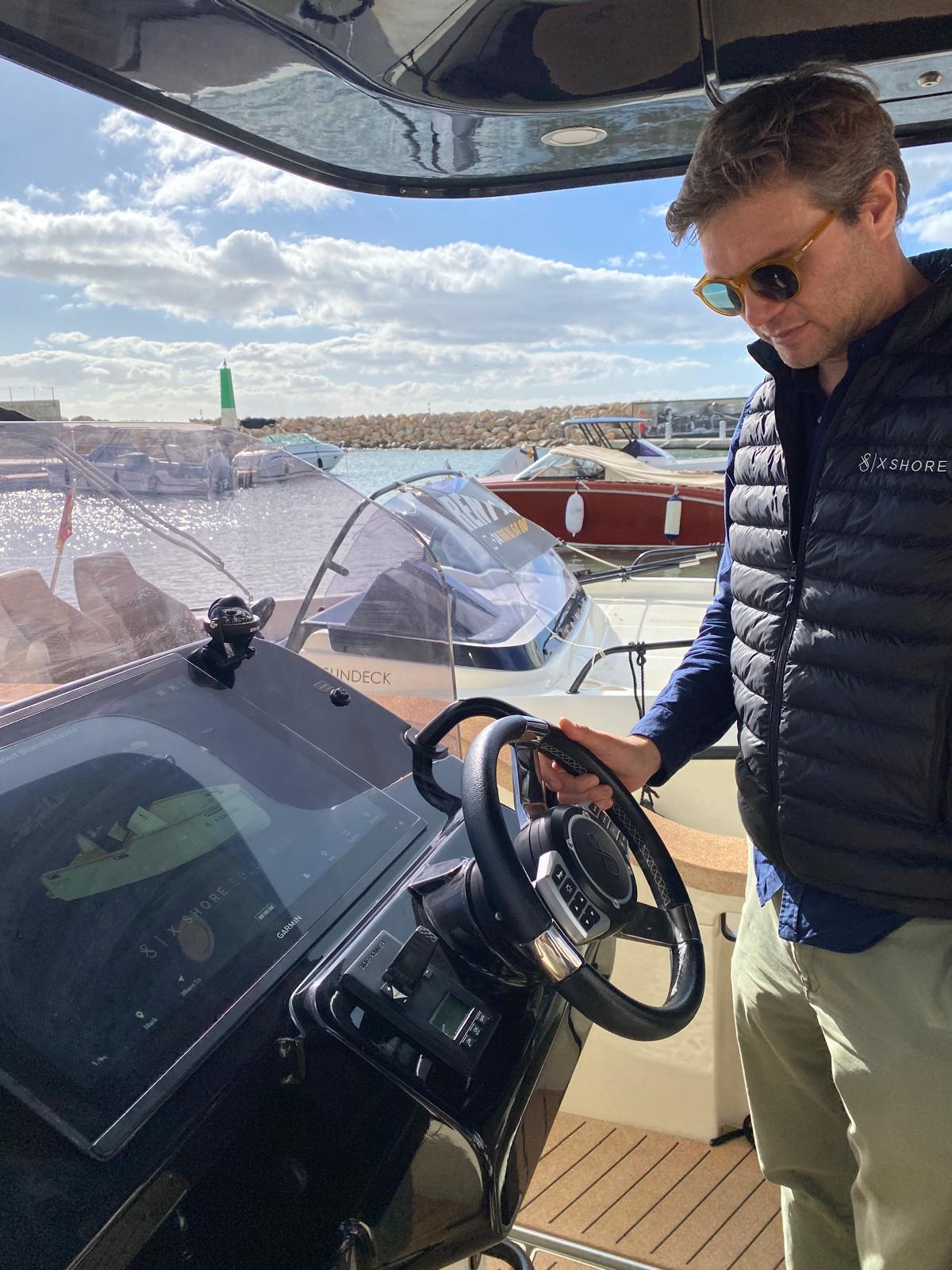 Philipp von Arnim erklärt die Steuerung und den Bordcomputer des Elektroboots.