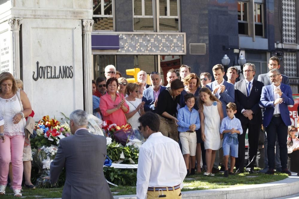 Ofrenda floral a Jovellanos en Gijón