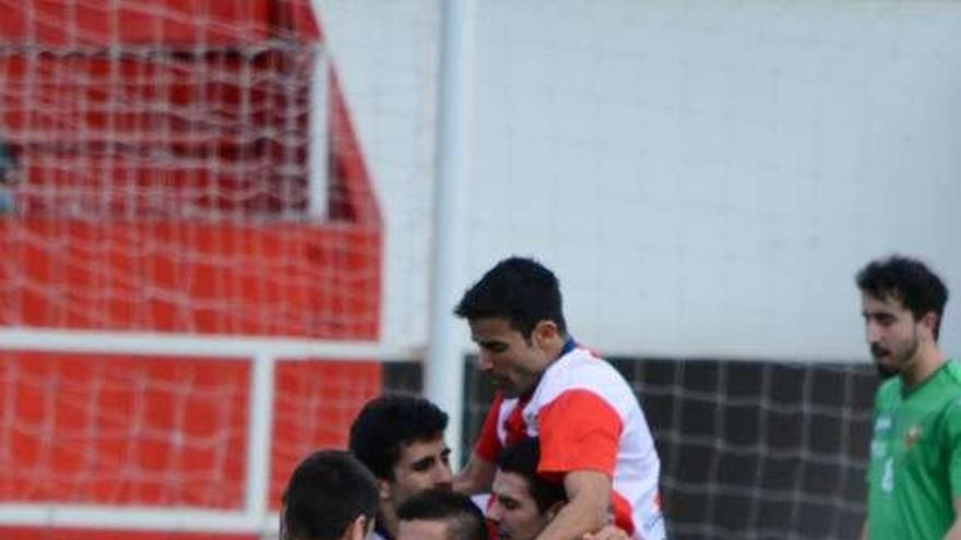 Jugadores del Alondras celebran un gol contra el Órdenes. // G.Núñez