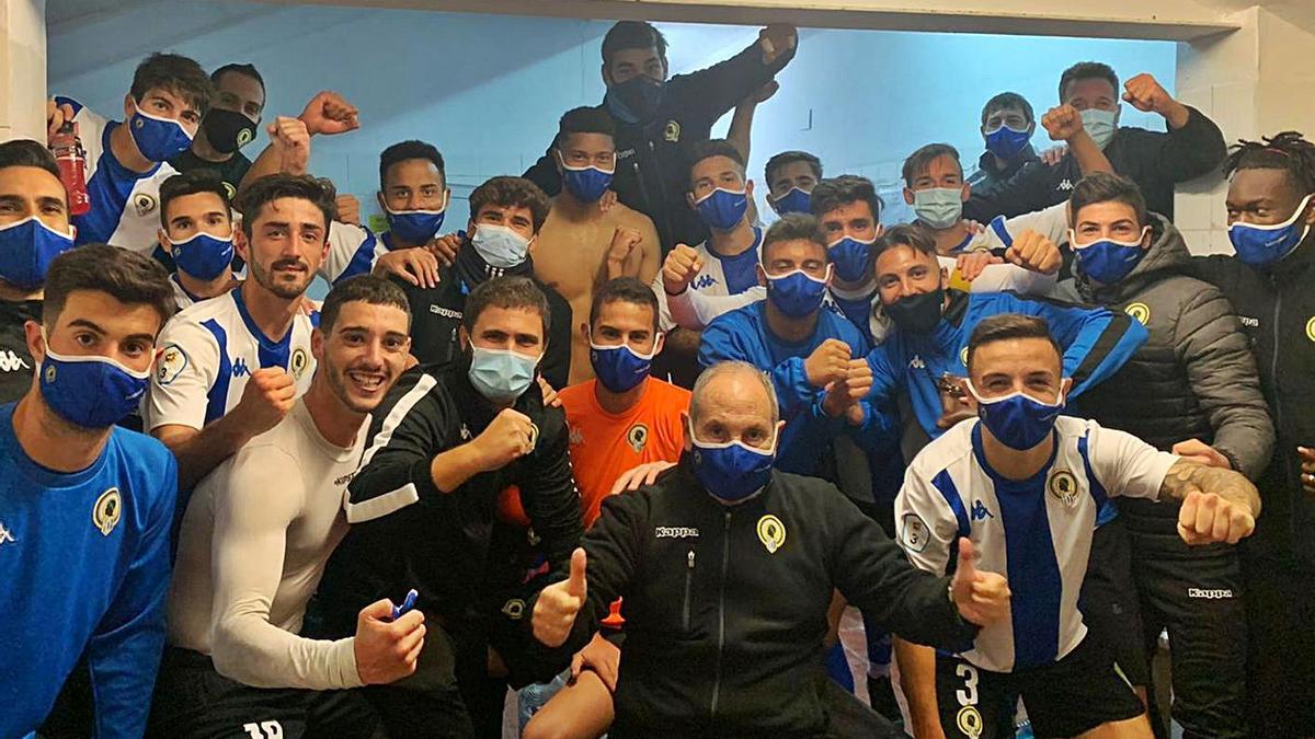 La plantilla del Hércules B celebrala victoria.