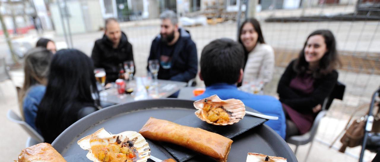 Una pandilla en un bar de A Estrada, ayer, con motivo del inicio del concurso Santas Tapas.