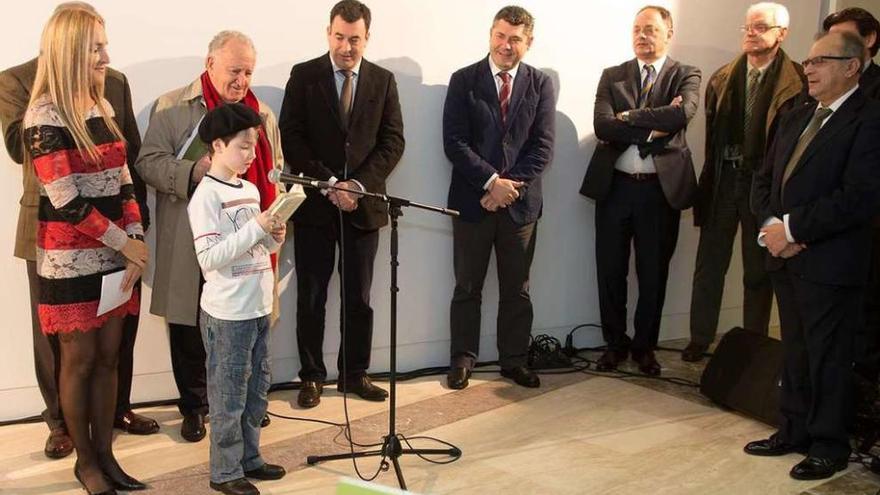 Un niño lee un párrafo de la obra durante el homenaje celebrado ayer. // Faro