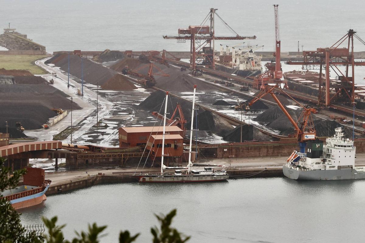 El "Grain Sail II",  ayer en El Musel.