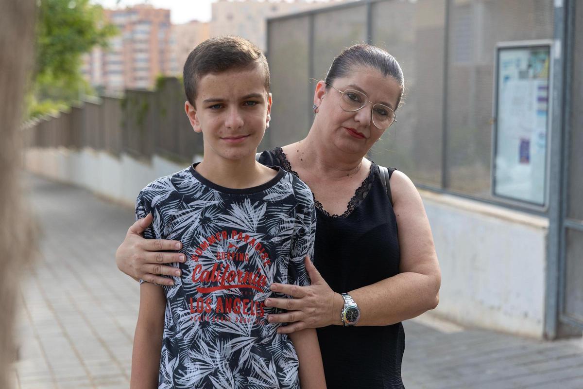 Rosa María con su hijo Iván a las puertas del IES 8 de Marzo