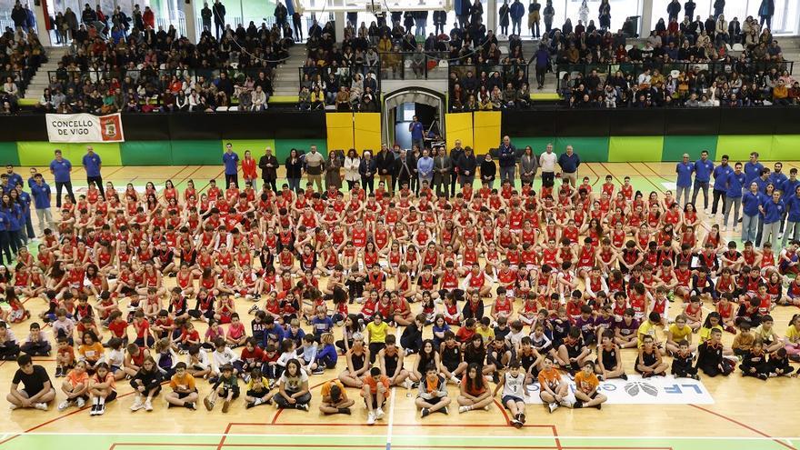 Foto de familia de jugadores y técnicos en el pabellón de Navia