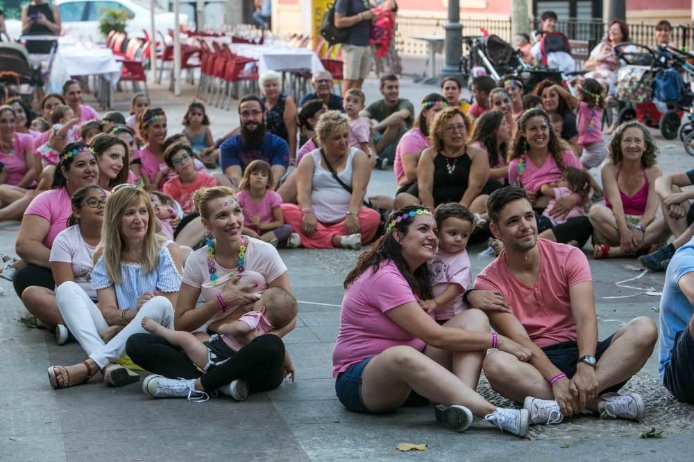 Un grupo de madres representa la canción central del musical «Mamma Mia» en la plaza de El Raval porteando a sus bebés