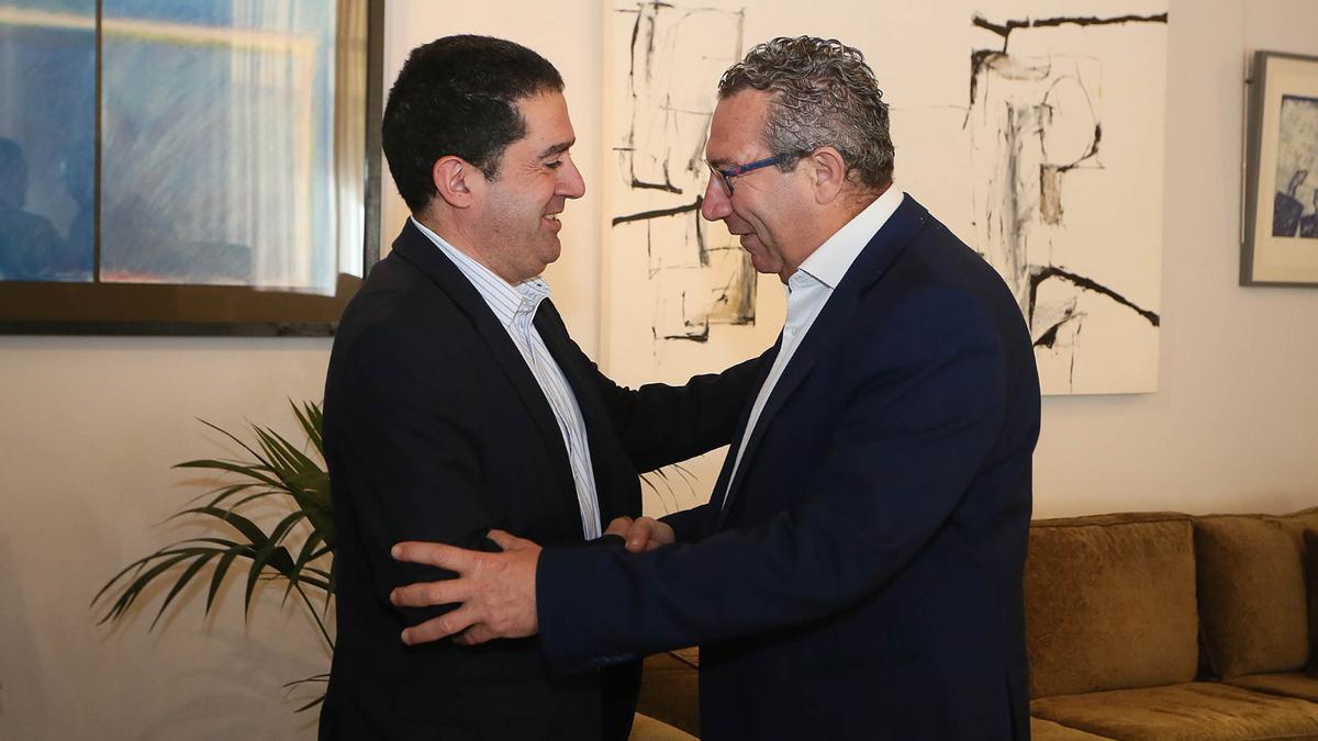 El alcalde de Alcoy, Toni Francés, y el presidente de la Diputación, Toni Pérez, se saludan este miércoles en el Palacio Provincial