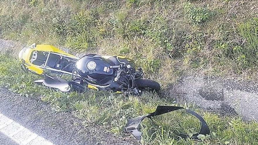 Estado en el que quedó la moto en la que circulaba el herido en Catoira.