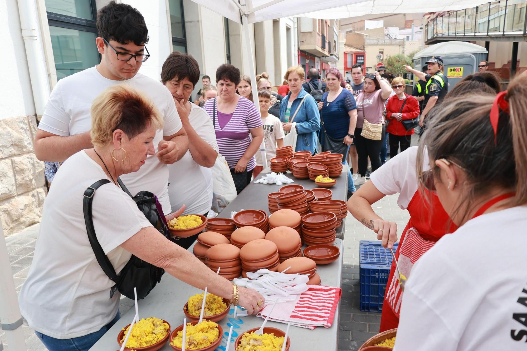 Galería del reparto de arroz de les 'calderes' en el día grande de las fiestas de Almassora