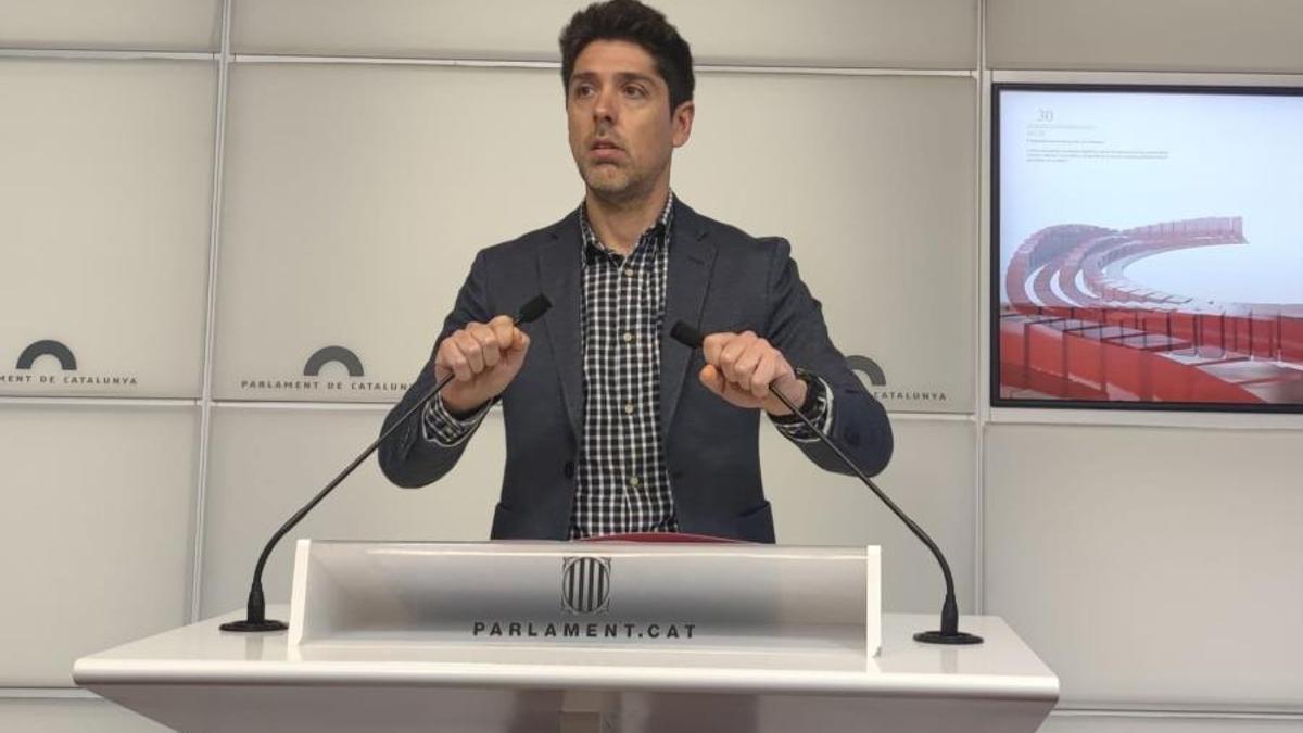 El portavoz de los Comuns en el Parlament, David Cid, en rueda de prensa.