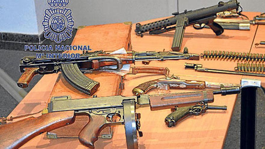 Arsenal de armas intervenidas a Pujadas.