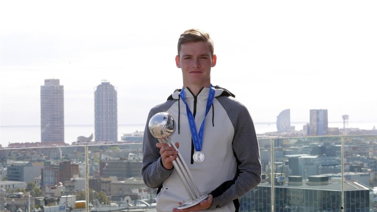 Sergio Gómez posa con el Balón de Plata como segundo mejor jugador del mundo juvenil que logró en la India.