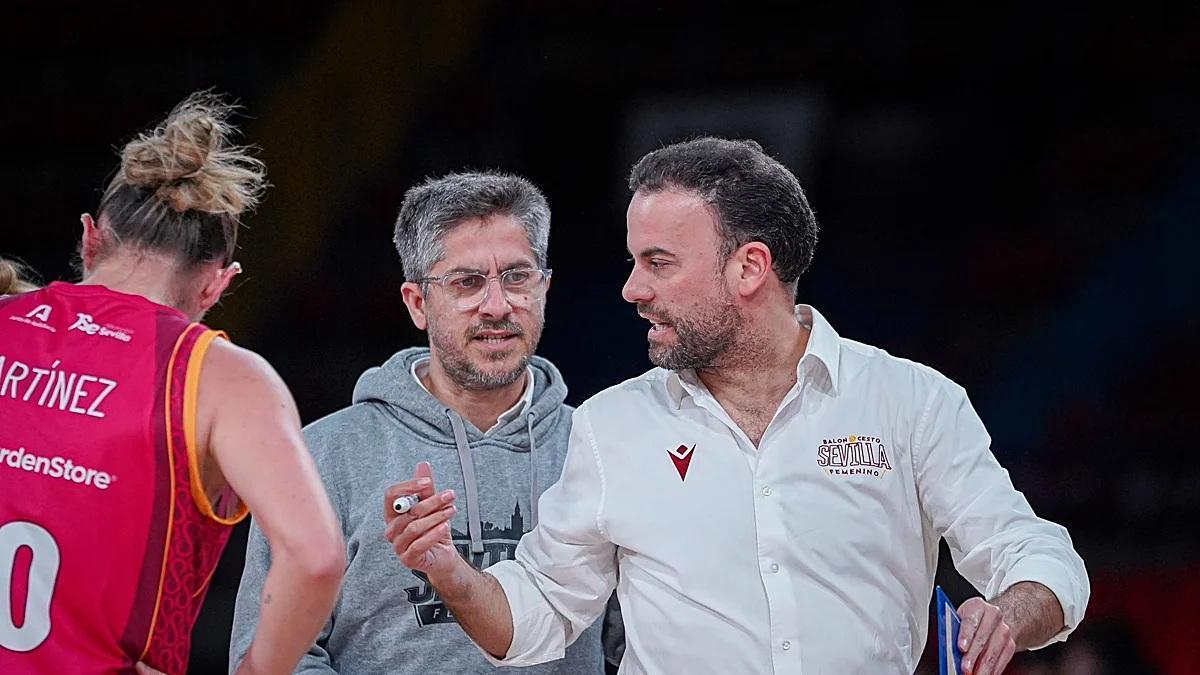Eduardo Pérez, a la derecha, en un partido del Baloncesto Sevilla.