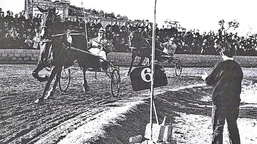 Antoni Marí Tur, &#039;Bassó&#039;, con Itron en una carrera celebrada en el hipódromo de Can Bufí en 1965.