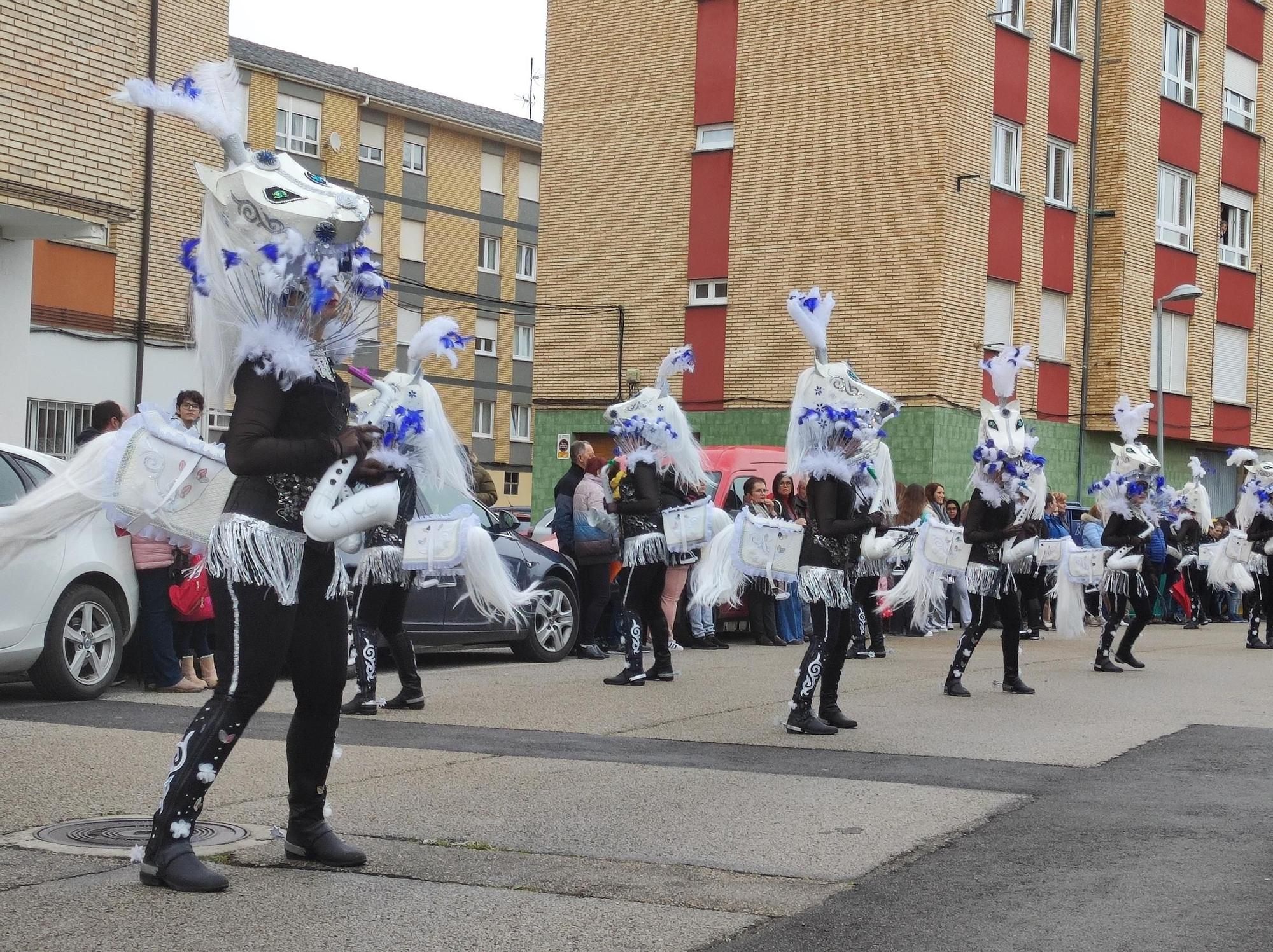 En imágenes: Las calles de Tapia se llenan para ver su vistoso desfile de Carnaval